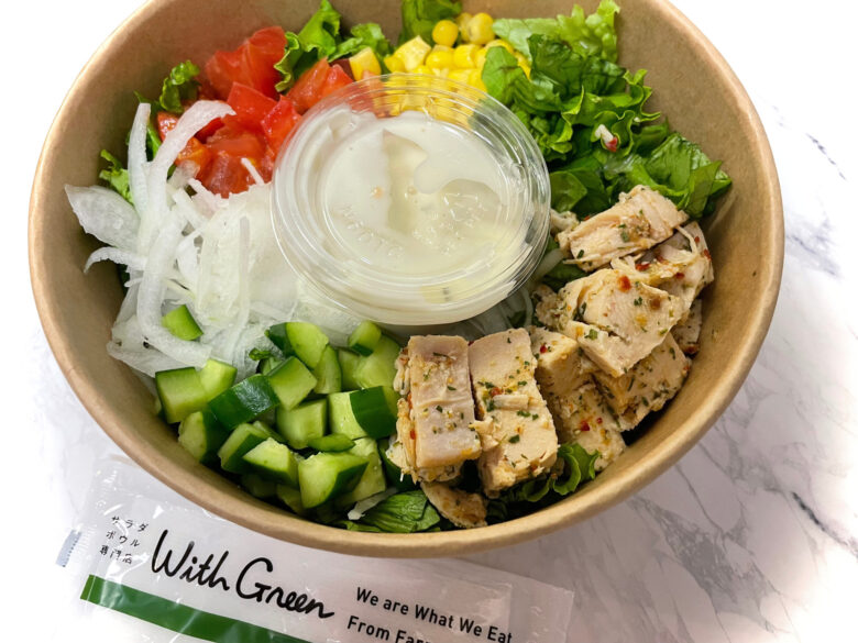 WithGreenのエキマルシェ大阪店のハーブチキンと彩り野菜のサラダ